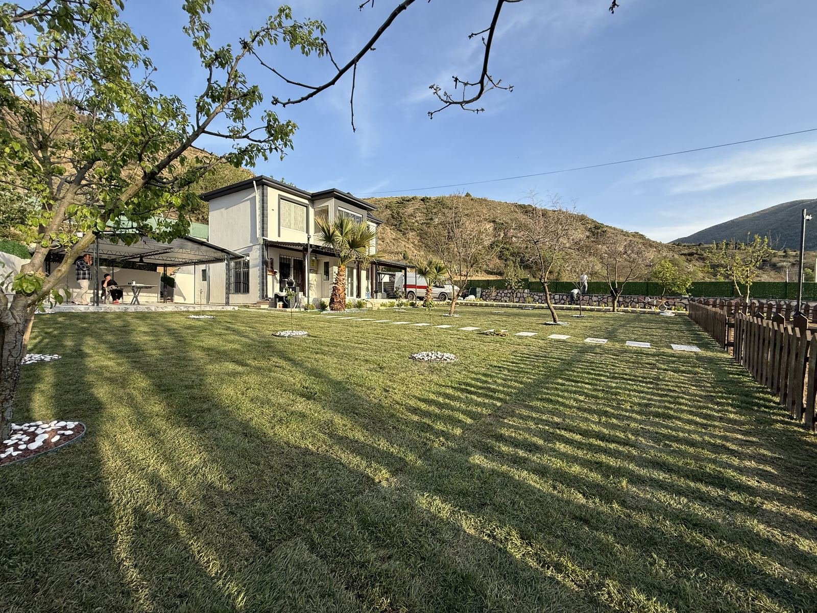 Sarıkaya Peyzaj tarafından düzenlenmiş geniş villa bahçesi